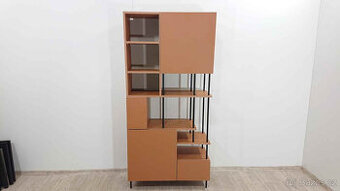 Knihovna v cihlové barvě Perla Marckeric