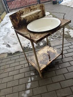 Starý toaletní stolek,kovový