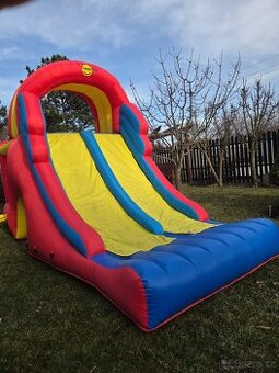 Dětský skákací hrad se skluzavkami