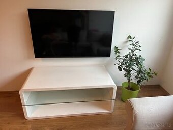 Bílý TV stolek / konferenční designový stůl