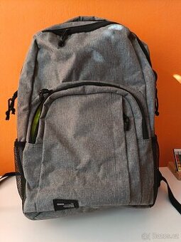 Šedý sportovní batoh