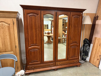 dvě zdobené skříně z masívu