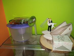 Svatební figurky,boty a dřevěný podstavec na dort