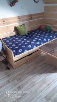 Prodám dřevěnou postel s úložnym prostorem