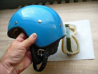 CSSR-retro stara moto prilba jak nova a dobove bryle.