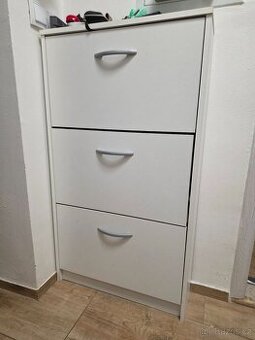 Bílý botník o rozměrech 105x59x17 cm