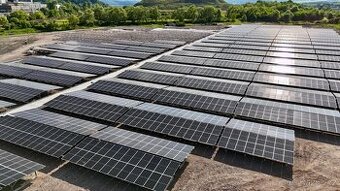 Ponúkame prácu pre montérov solárnych panelov na poliach.