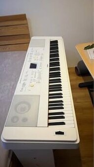 Digitální piano Yamaha DGX 660 + pevný stojan a 3 pedály