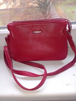 Červená kabelka