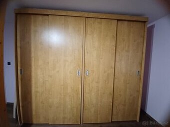 Velká šatní skříň