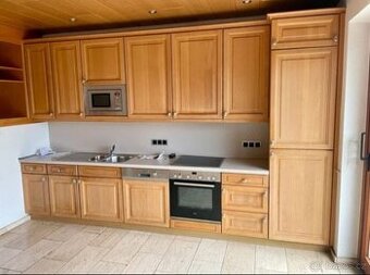 Kuchyně světlý dub masiv s vestavěnými spotřebiči,5684