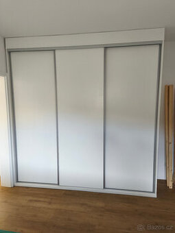 Prodám šatní skříň 250 cm - bílá
