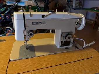 Retro skříňový šicí stroj Lucznik 438