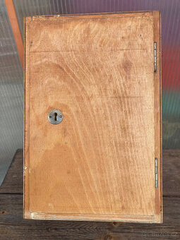 Skříňka dřevěná uzamykatelná, lekárnička nástěnná 400 kč