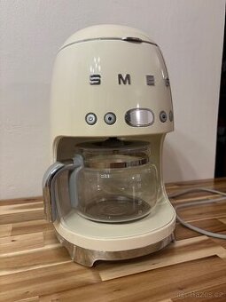 Kávovar SMEG retro béžový
