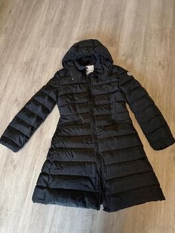 Krásná bunda Moncler.