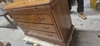 Masivní komoda a dva noční stolky