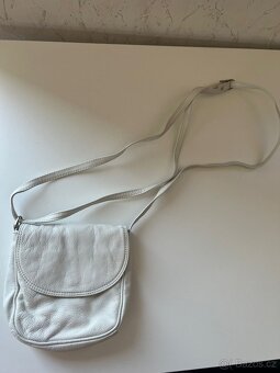 Bílá dámská kožená kabelka