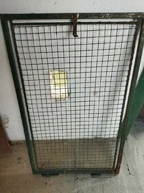 Dvířka z pletiva na králíkárnu