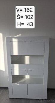 Bílá prosklená komoda
