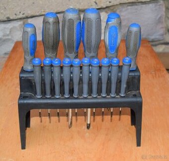 sada šroubováků se stojánkem