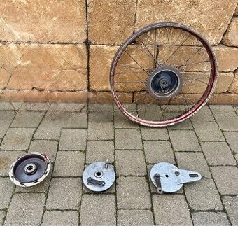 ČZ 125 B T - zadní kolo, střed a štíty