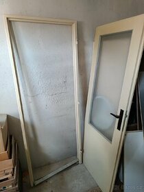 Staré dveře s kovovou zárubní
