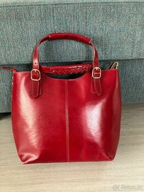 Červena kožená kabelka do ruky