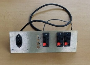 Zadní panel zesilovače - 3x repro konektor + napájecí filtr