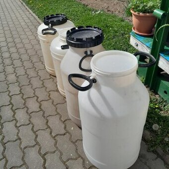 Plastové nádoby na vodu