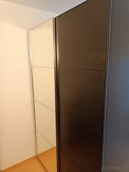 Šatní skříň IKEA Pax s posuvnými dveřmi