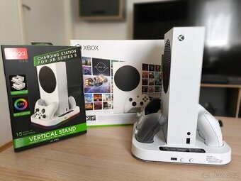 Xbox series S, 2x ovladač, dokovací stanice.