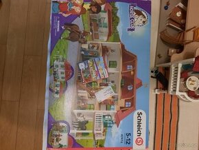 Schleich Velký dům se stájí a příslušenstvím