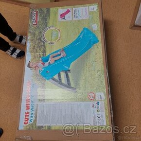 Nová zahradní/vodní skluzavka barvy růžové