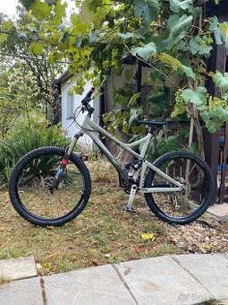 CELOODPRUŽENÉ HORSKÉ KOLO GIANT REIGN ZERO RÁM L, KOLA 26”