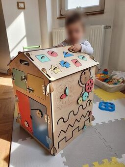 Domeček / Activity Board BusyKids Natura – montessori hračka