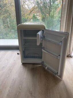 Prodám zánovní malou lednici  retro smetanovou