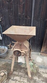 Šroťák šrotovnik na obilí