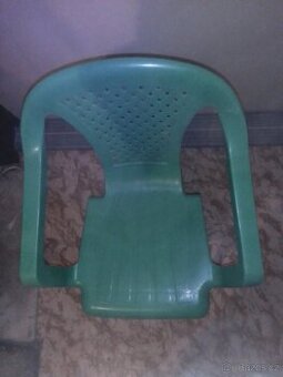 Plastová židle