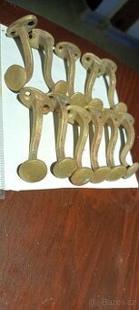 Mosazné kování ,meziokenní zarážky 11ks.