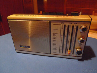 Radio sokol, popelník z hutního skla, dráťák Tesla, majak