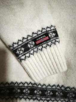 Prodám - Dámský luxusní vlněný svetr Norwool