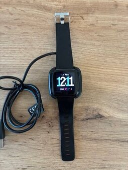 Fitbit Versa – chytré hodinky, dobrý stav + nabíječka