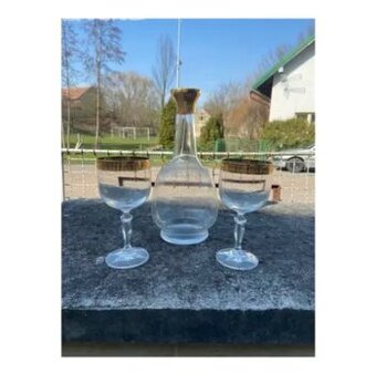 Karafa a dvě vinné skleničky JAKO NOVÉ