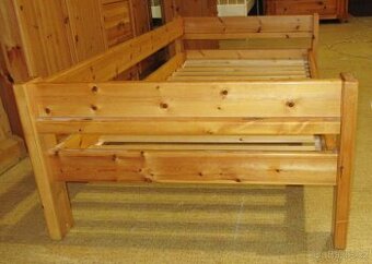 Borovicová postel s roštem - celomasiv - Výborný stav