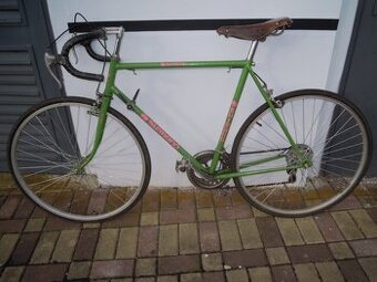 Silnični kolo nové pláště