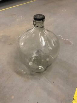 Skleněná velká lahev