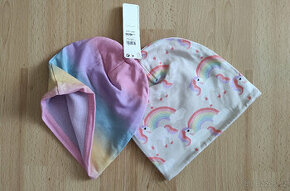 Dvě zimní čepice Lindex 48-50 (jednorožci/duha)