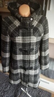 Prodám krásný šedo- černo bílý kabát s kly a kapucí