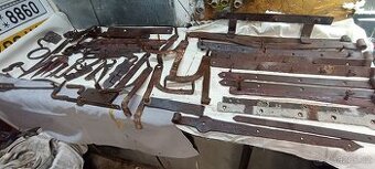 Staré kování  panty....